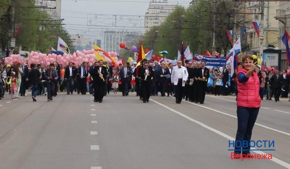 Воронежцы делали селфи на фоне первомайской демонстрации и пели песни Победы